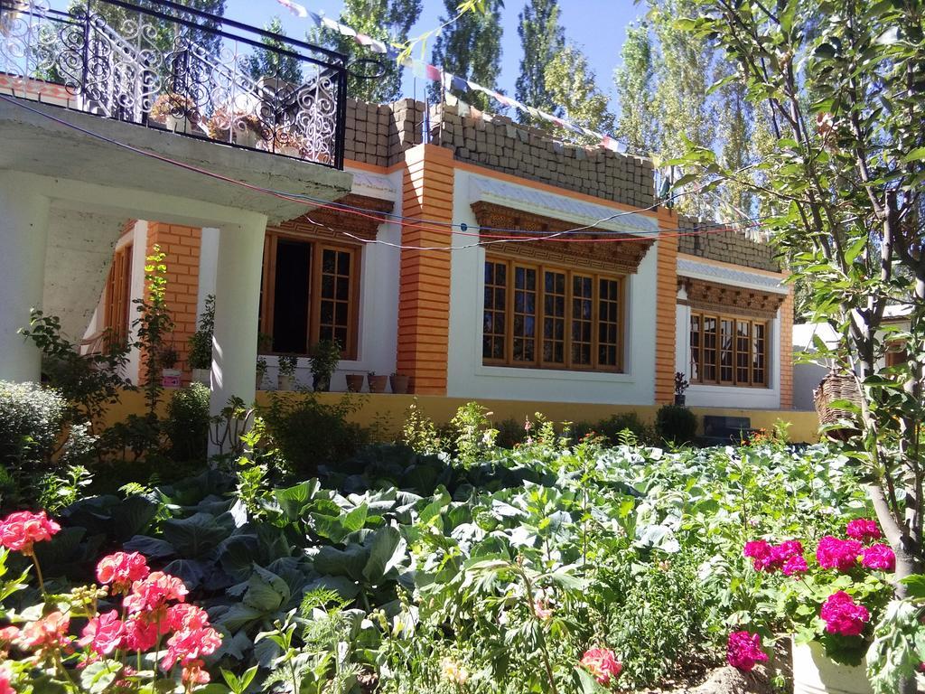 Galaxy Guest House Hundar Exterior photo
